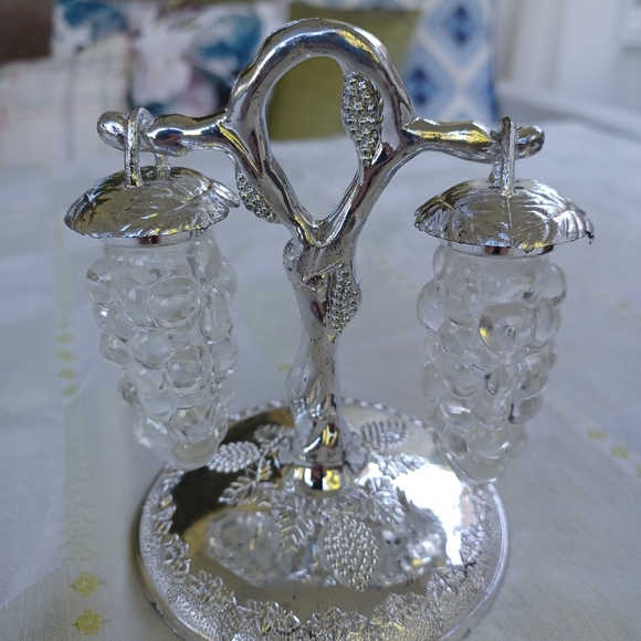 Vintage Vineyard Themed Hanging Grape Salt & Pepper Set - Picture 2 of 7